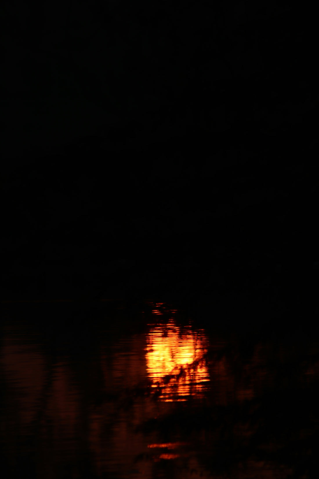 A blurry image of a street light in the dark